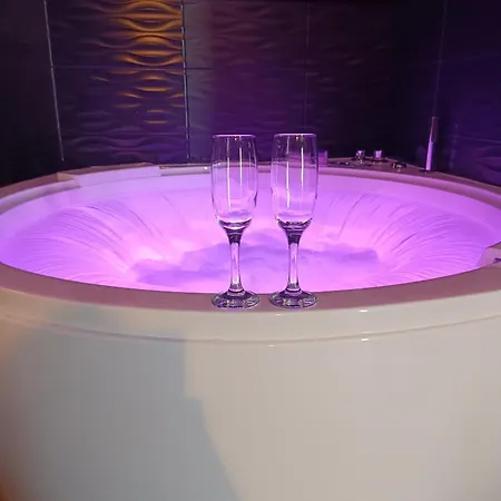Jacuzzi, Massage Table, Relaxation, Wedding, Loveroom Apartment *
